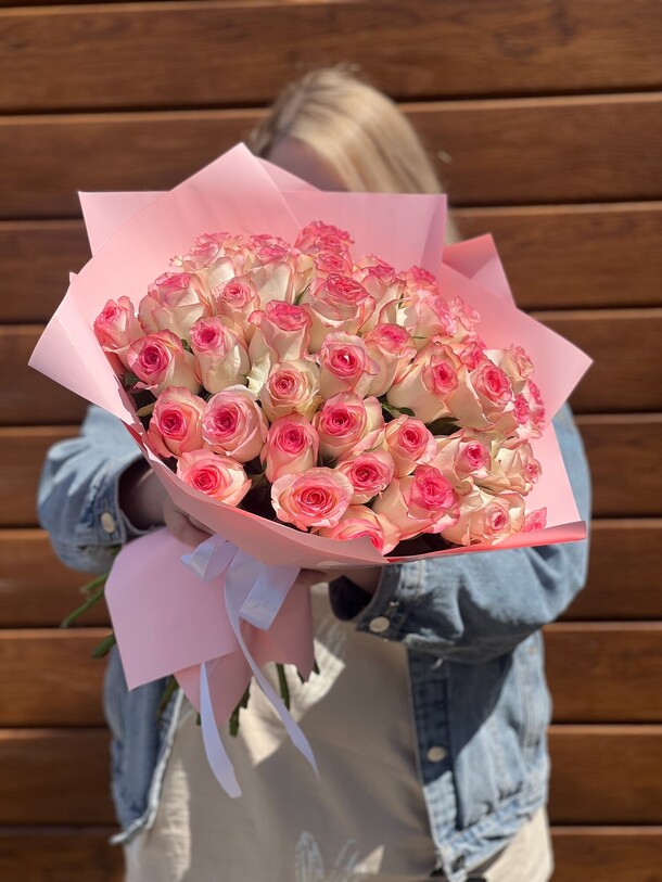 51 роза в оформлении углами, артикул F1450643 - 9152 рублей, доставка по городу. Flawery - доставка цветов