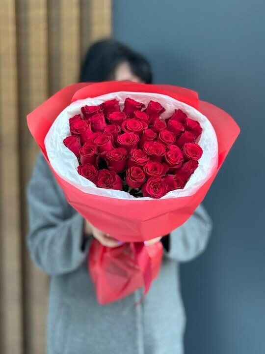 35 красных роз 40 см в упаковке, артикул F1452879 - 5775 рублей, доставка по городу. Flawery - доставка цветов