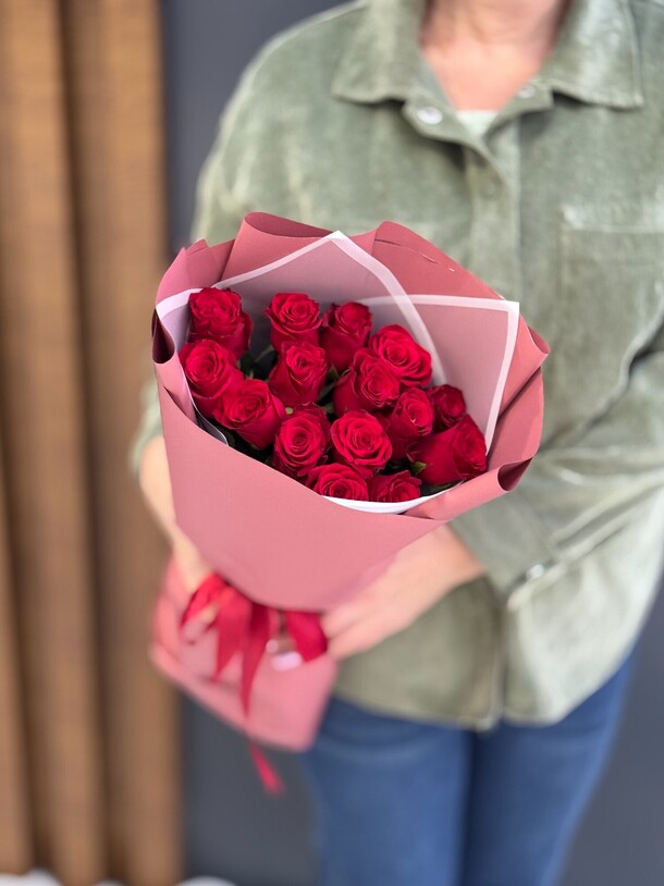 15 красных роз 40 см в упаковке, артикул F1452880 - 2475 рублей, доставка по городу. Flawery - доставка цветов