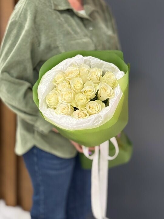 15 белых роз 40 см в упаковке, артикул F1452883 - 2420 рублей, доставка по городу. Flawery - доставка цветов