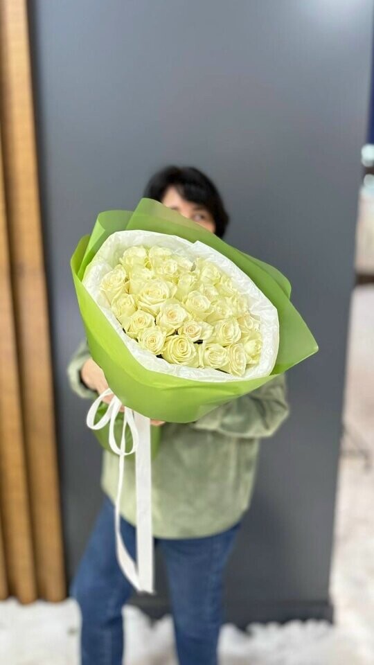 35 белых роз 40 см в упаковке, артикул F1452884 - 6578 рублей, доставка по городу. Flawery - доставка цветов