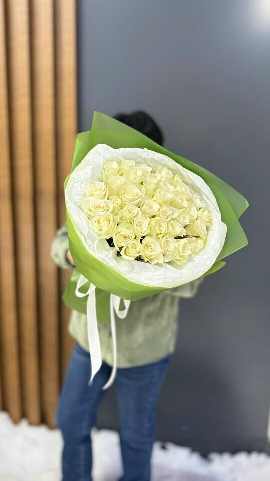 35 белых роз в упаковке, артикул F1452885 - 5775 рублей, доставка по городу. Flawery - доставка цветов