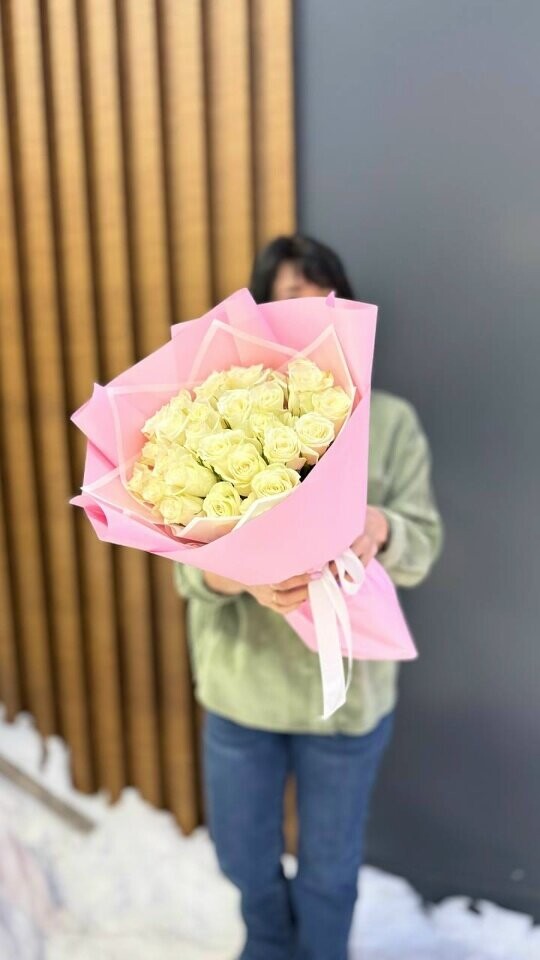 25 белых роз 40 см в упаковке, артикул F1452886 - 4785 рублей, доставка по городу. Flawery - доставка цветов