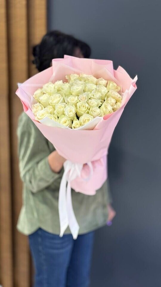 35 белых роз в упаковке, артикул F1452887 - 6589 рублей, доставка по городу. Flawery - доставка цветов