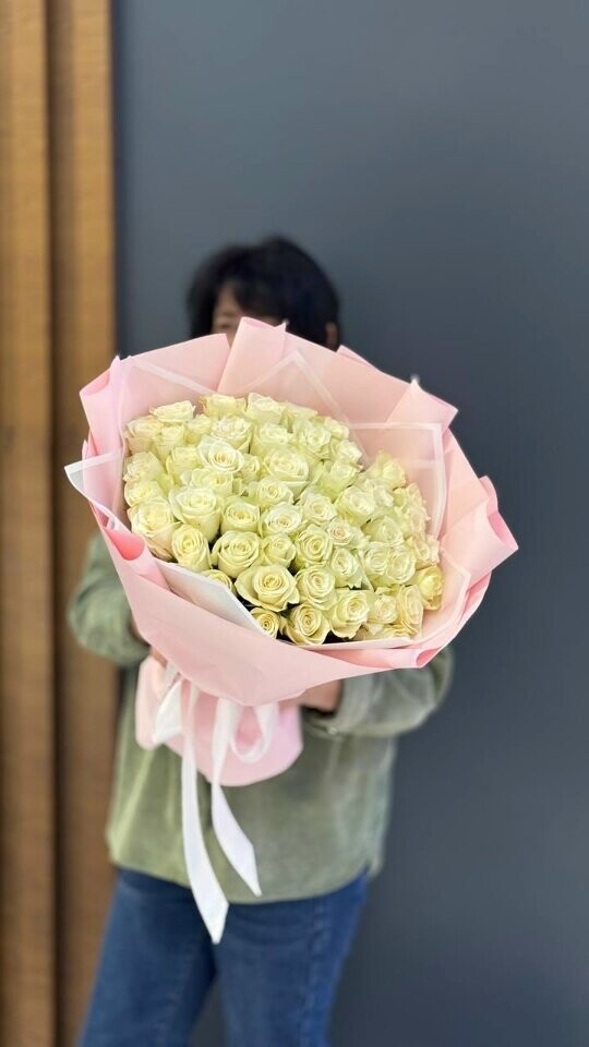 51 белая роза в упаковке, артикул F1452888 - 9449 рублей, доставка по городу. Flawery - доставка цветов