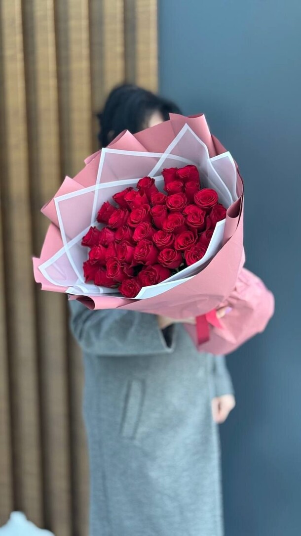 35 красных роз 40 см в упаковке, артикул F1452889 - 6952 рублей, доставка по городу. Flawery - доставка цветов