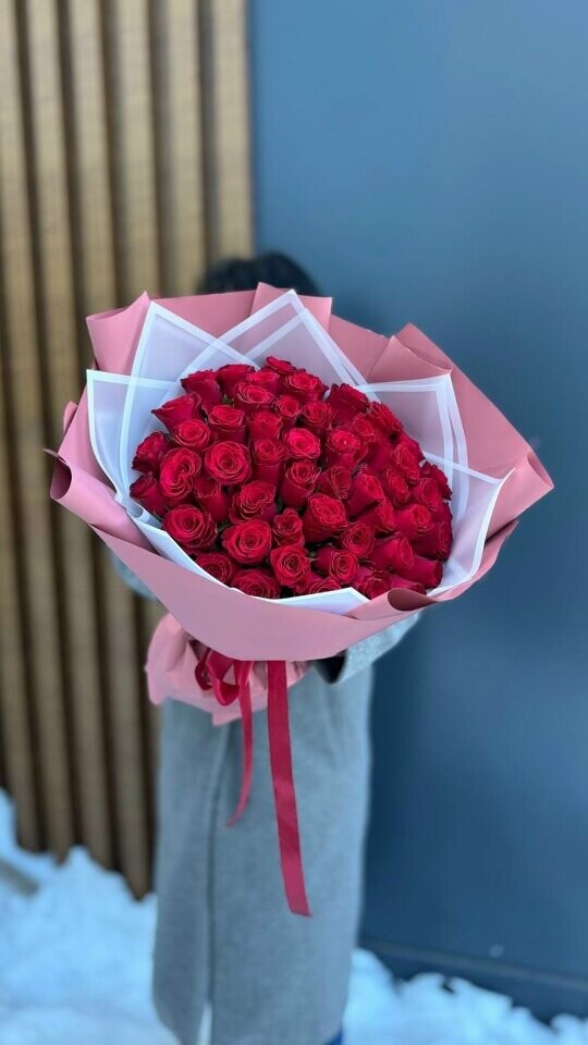 51 красная роза в упаковке, артикул F1452891 - 8795 рублей, доставка по городу. Flawery - доставка цветов