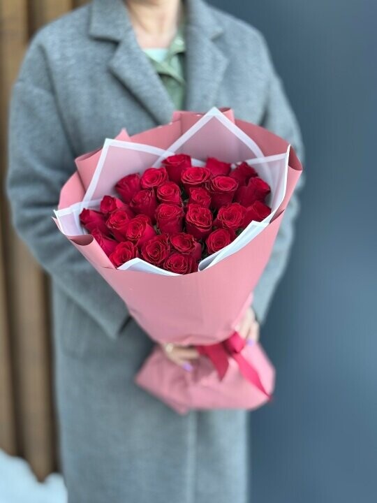25 красных роз 40 см в упаковке, артикул F1452892 - 4719 рублей, доставка по городу. Flawery - доставка цветов