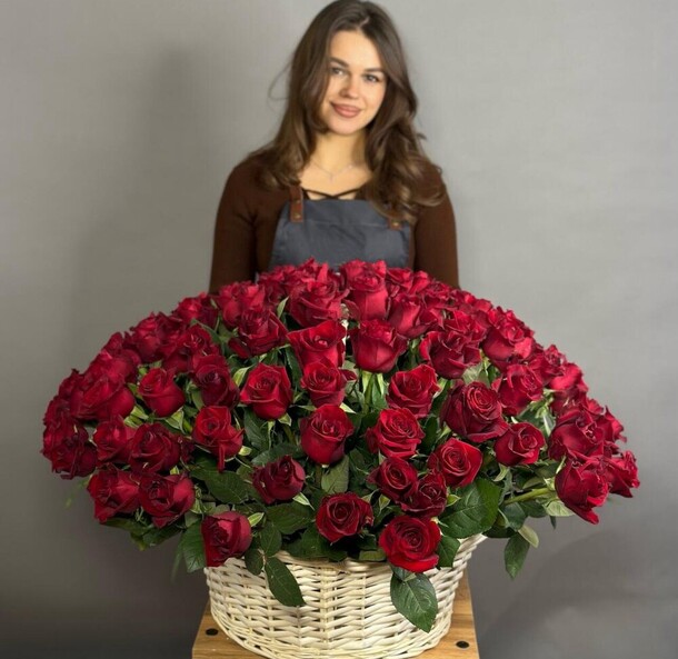 101 роза в корзине большой букет, артикул F1465249 - 26389 рублей, доставка по городу. Flawery - доставка цветов