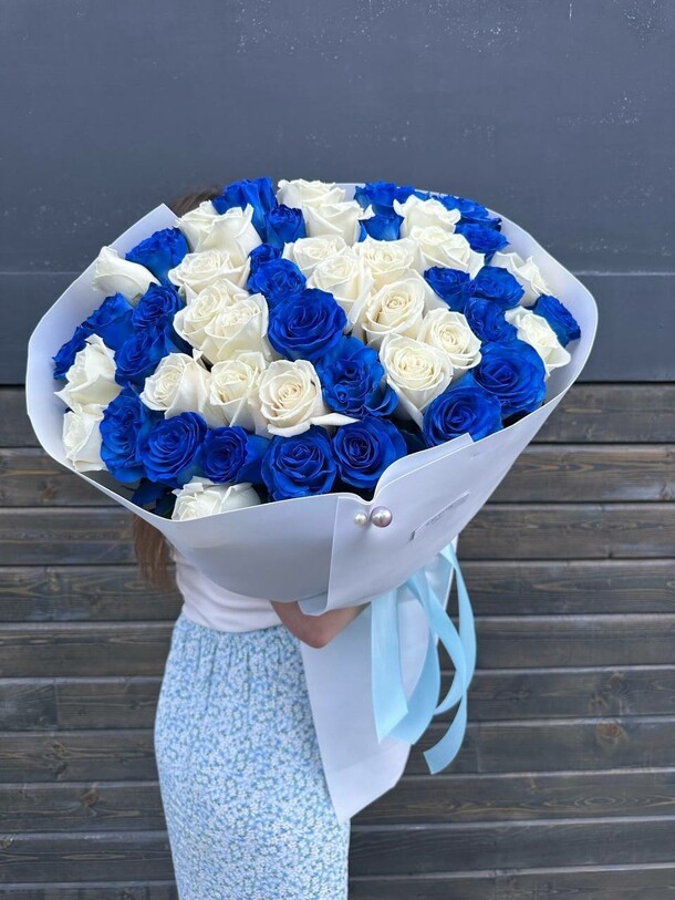 51 роза букет микс, артикул F1467239 - 24990 рублей, доставка по городу. Flawery - доставка цветов