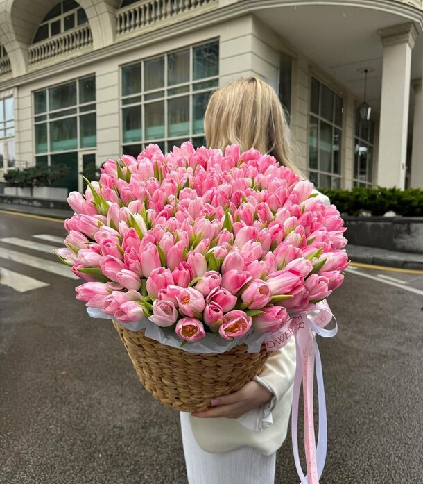 101 тюльпан в кашпо плетеном с губкой, артикул F1489757 - 29920 рублей, доставка по городу. Flawery - доставка цветов