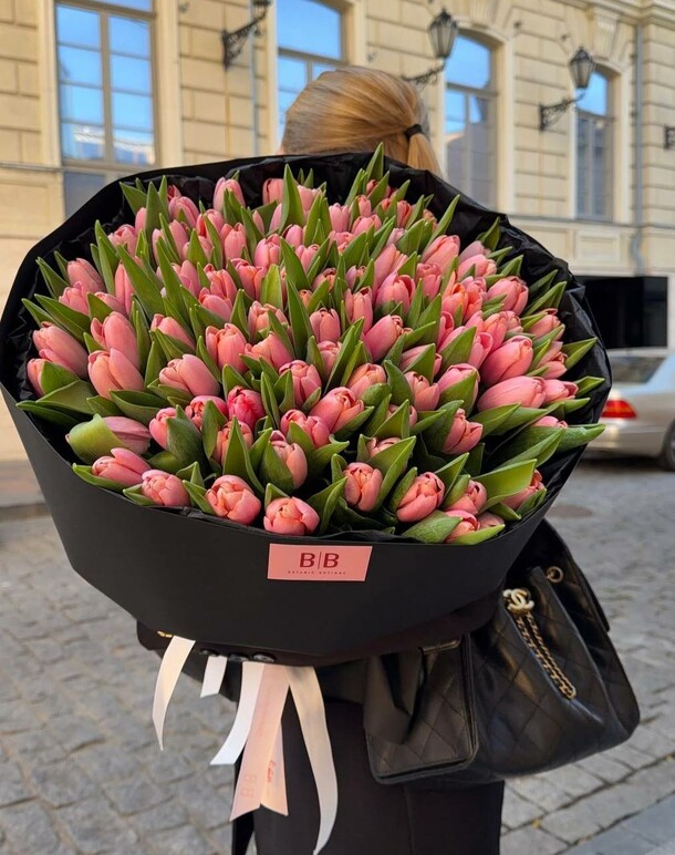 Букет из 101 тюльпана, артикул F1489761 - 24189 рублей, доставка по городу. Flawery - доставка цветов