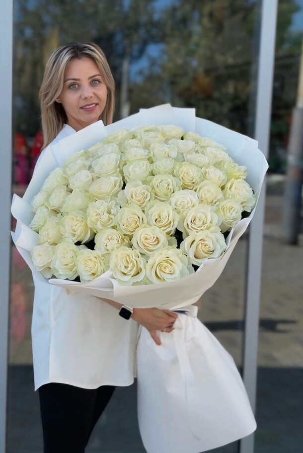 Букет белых роз 51 шт. 70 см, артикул F1489765 - 20450 рублей, доставка по городу. Flawery - доставка цветов