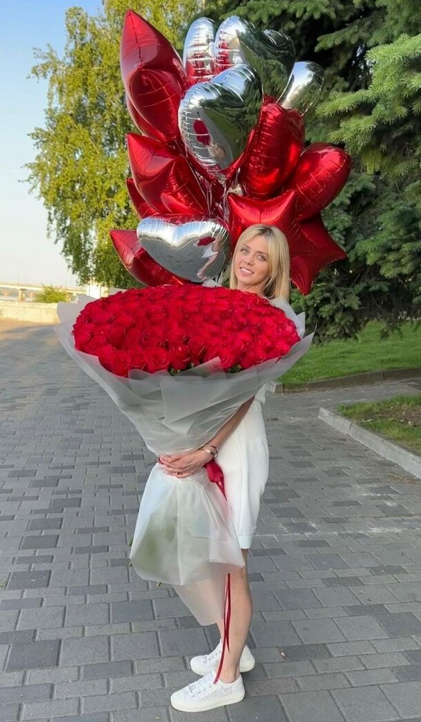 101 роза высокая и шары, артикул F1489778 - 42890 рублей, доставка по городу. Flawery - доставка цветов