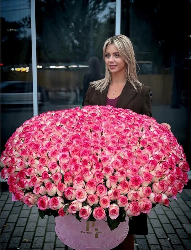 Букет из 301 розы, артикул F1489786 - 118950 рублей, доставка по городу. Flawery - доставка цветов