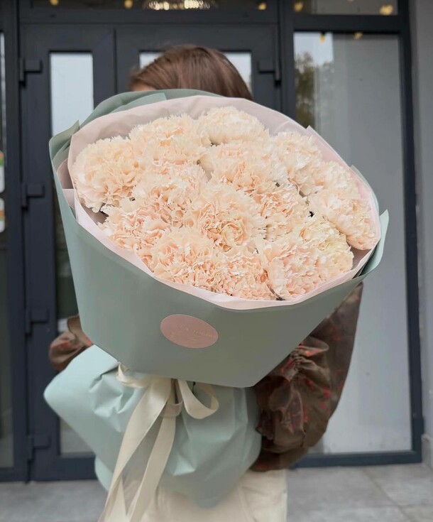 Букет нежных гвоздик, артикул F1490600 - 5490 рублей, доставка по городу. Flawery - доставка цветов