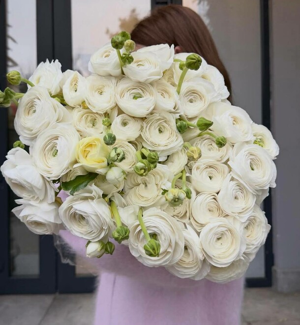 Белые ранункулусы букеты, артикул F1490609 - 23890 рублей, доставка по городу. Flawery - доставка цветов