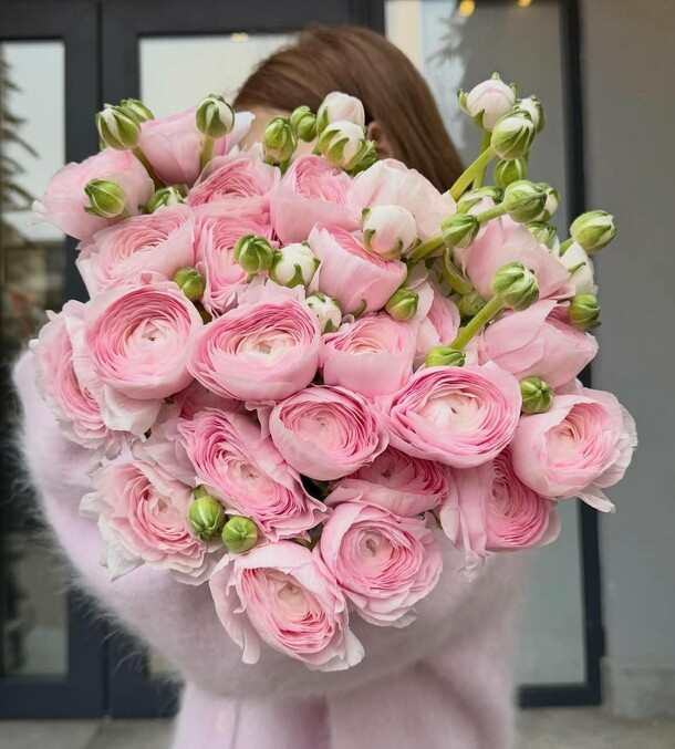 Букет из розовых ранункулусов, артикул F1490610 - 18390 рублей, доставка по городу. Flawery - доставка цветов