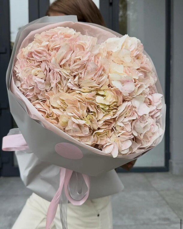 Букет из цветов гортензия, артикул F1490621 - 5890 рублей, доставка по городу. Flawery - доставка цветов