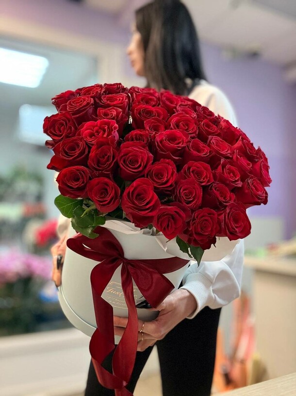 Букет из 51 красной розы в коробке с губкой удобно, артикул F1503876 - 13950 рублей, доставка по городу. Flawery - доставка цветов