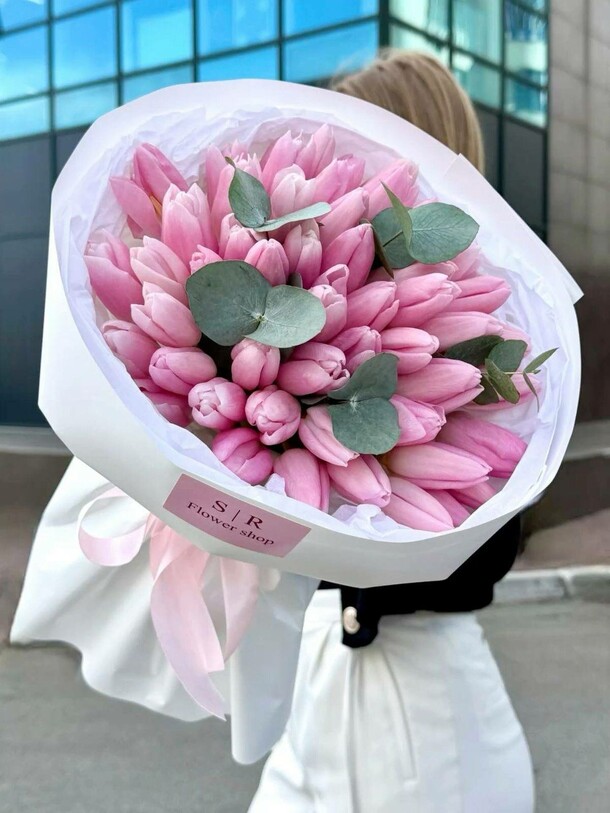 51 тюльпан с эвкалиптом, артикул F1525151 - 14795 рублей, доставка по городу. Flawery - доставка цветов