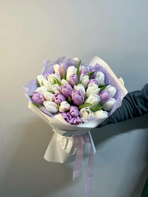 35 тюльпаны "лавандовый микс", артикул F1525152 - 8789 рублей, доставка по городу. Flawery - доставка цветов