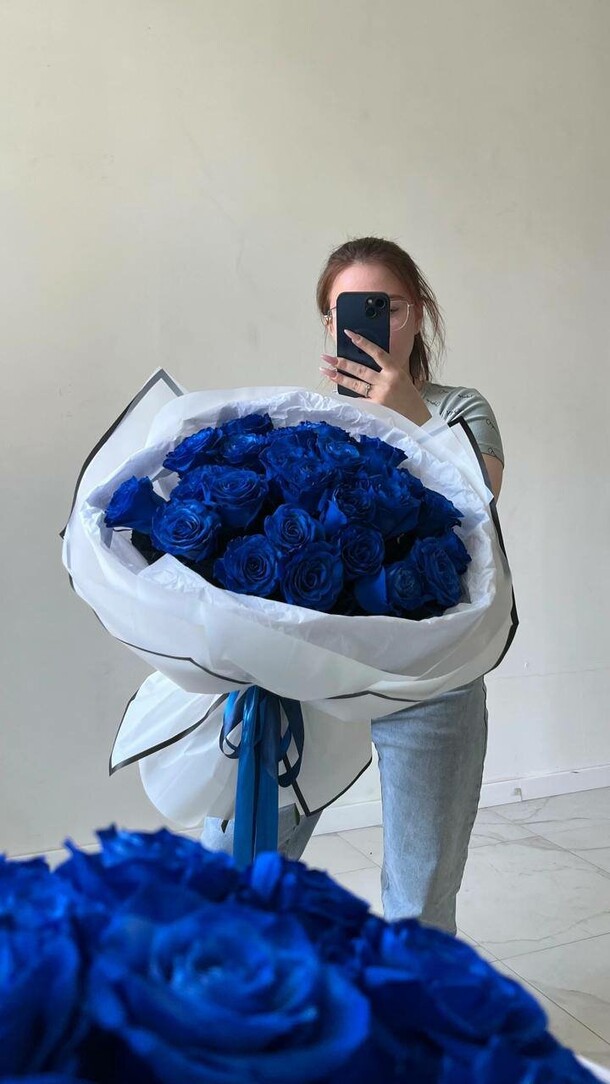 Букет цветов синие розы 25, артикул F1529218 - 16590 рублей, доставка по городу. Flawery - доставка цветов