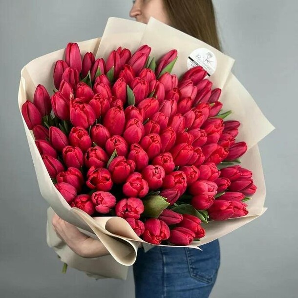 101 алый тюльпан, артикул F1529279 - 20999 рублей, доставка по городу. Flawery - доставка цветов