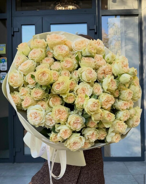 Букет из кустовой розы, артикул F1534478 - 16590 рублей, доставка по городу. Flawery - доставка цветов