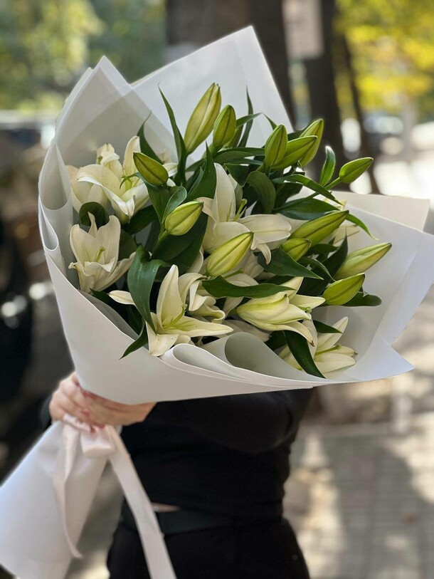 Букет из лилий, артикул F1534490 - 6480 рублей, доставка по городу. Flawery - доставка цветов