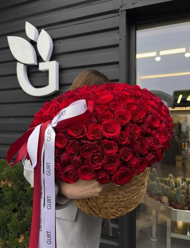 Корзина красных роз 101, артикул F1534494 - 23450 рублей, доставка по городу. Flawery - доставка цветов