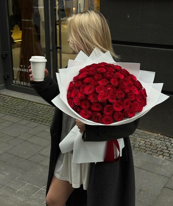 Букет из 51 красных роз, артикул F1534495 - 8590 рублей, доставка по городу. Flawery - доставка цветов