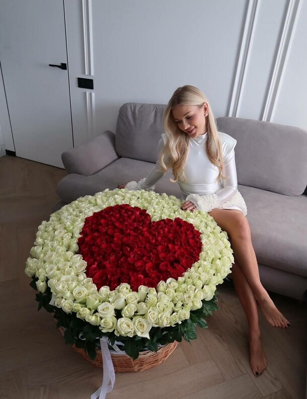 Корзина роз 201 сердце, артикул F1535103 - 83790 рублей, доставка по городу. Flawery - доставка цветов