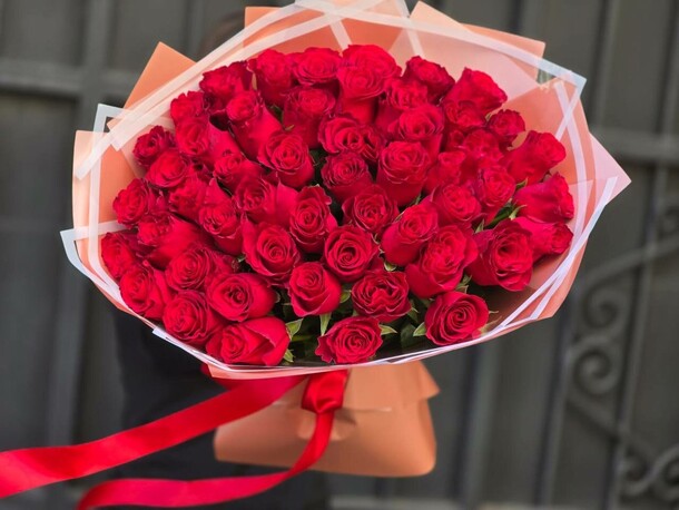 51 красная роза, артикул F1535167 - 8550 рублей, доставка по городу. Flawery - доставка цветов