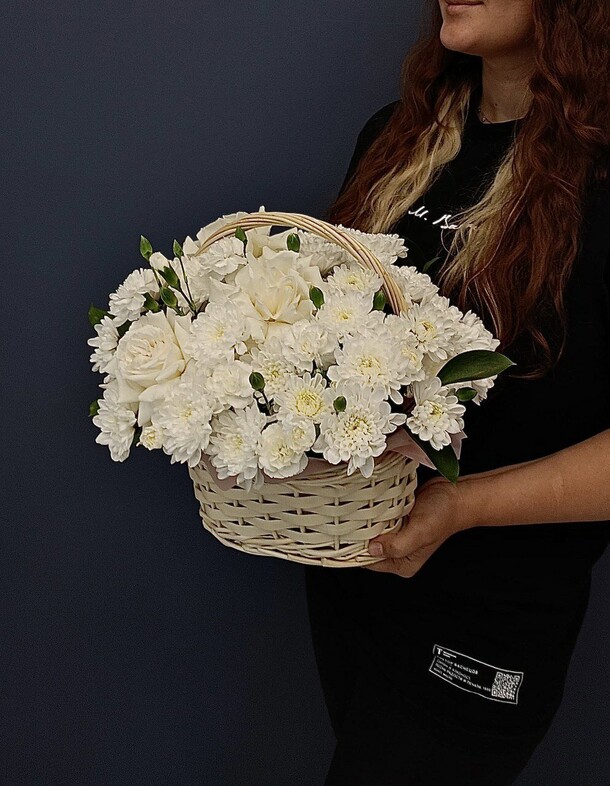 Корзинка белых хризантем, артикул F1535233 - 5790 рублей, доставка по городу. Flawery - доставка цветов