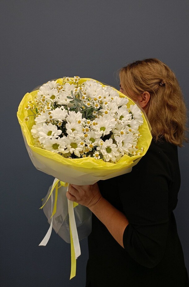 Букет полевые ромашки и хризантемы, артикул F1535237 - 5690 рублей, доставка по городу. Flawery - доставка цветов