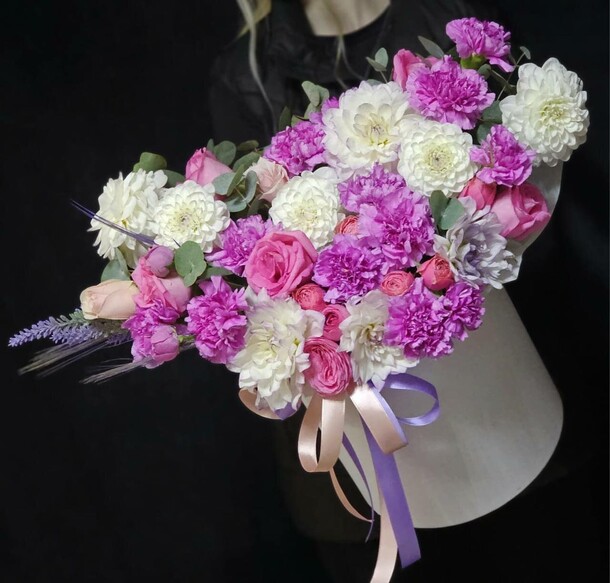 Коробка с цветами "микс", артикул F1535672 - 12750 рублей, доставка по городу. Flawery - доставка цветов