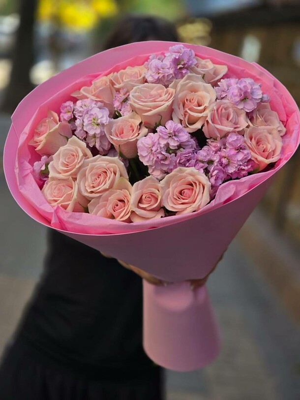 Букет нежный розы и маттиола, артикул F1535673 - 6350 рублей, доставка по городу. Flawery - доставка цветов