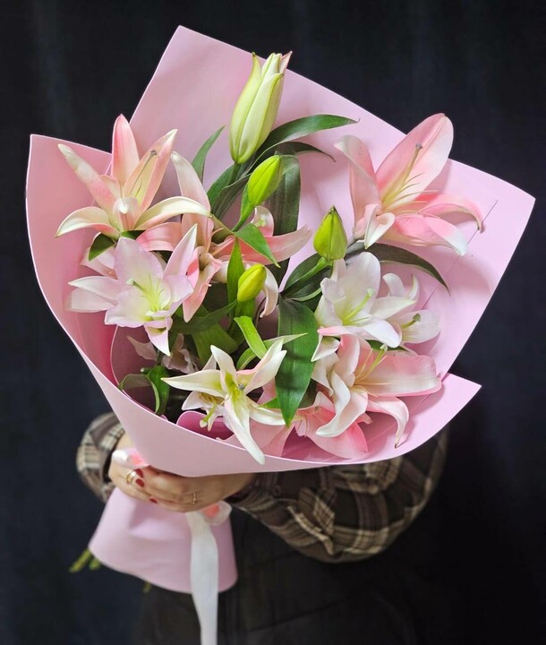 Букет из лилий в нежном оттенке, артикул F1535674 - 6350 рублей, доставка по городу. Flawery - доставка цветов