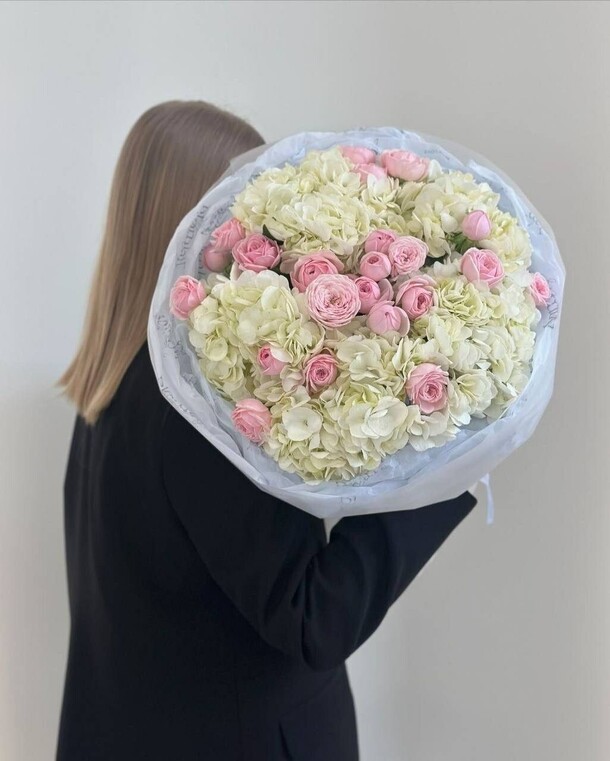 Букет из гортензий и роз, артикул F1535686 - 9890 рублей, доставка по городу. Flawery - доставка цветов