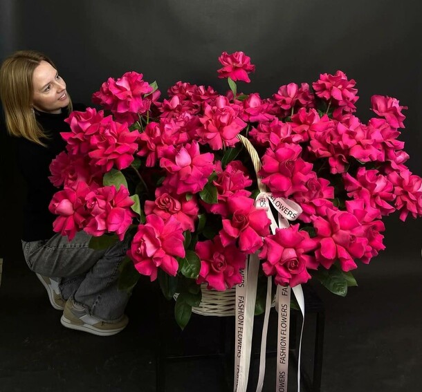 Букет французских роз малинового оттенка, артикул F1535689 - 25750 рублей, доставка по городу. Flawery - доставка цветов