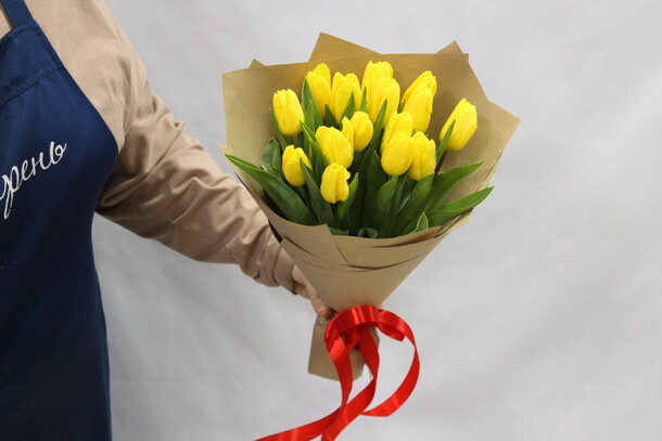 15 желтых тюльпанов, артикул F1101867 - 3119 рублей, доставка по городу. Flawery - доставка цветов