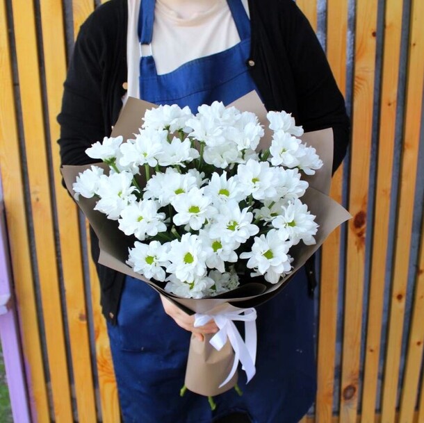 5 ромашковых хризантем с оформлением, артикул F1133149 - 2850 рублей, доставка по городу. Flawery - доставка цветов