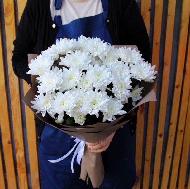 5 махровых хризантем, артикул F1133150 - 2990 рублей, доставка по городу. Flawery - доставка цветов