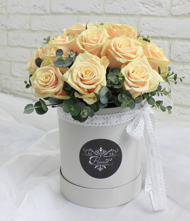 Коробка с цветами 2, артикул F18200 - 6700 рублей, доставка по городу. Flawery - доставка цветов