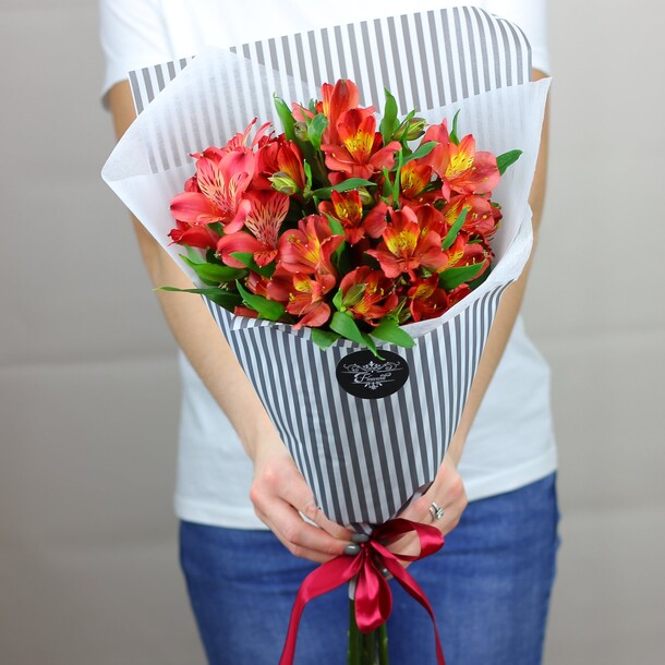 5 красных альстромерий, артикул F64454 - 3700 рублей, доставка по городу. Flawery - доставка цветов