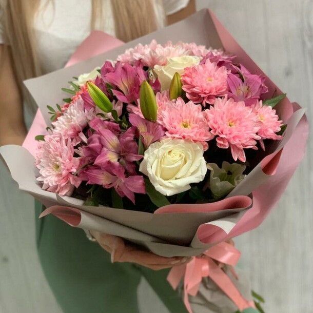 Букет лилий, хризантем и альстромерии, артикул F1084994 - 7865 рублей, доставка по городу. Flawery - доставка цветов