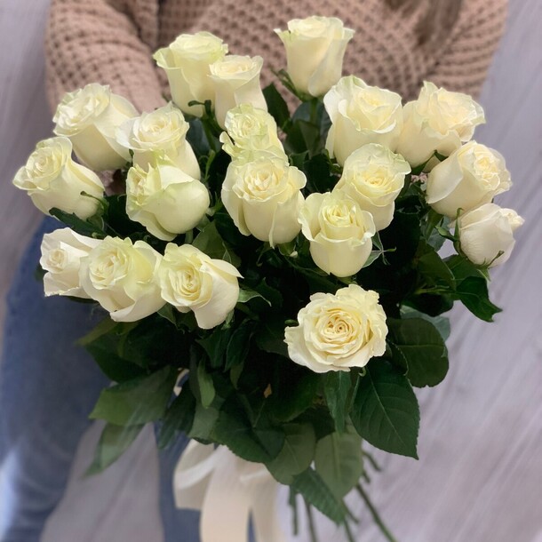 Букет из 19 белых роз, артикул F1096471 - 9990 рублей, доставка по городу. Flawery - доставка цветов
