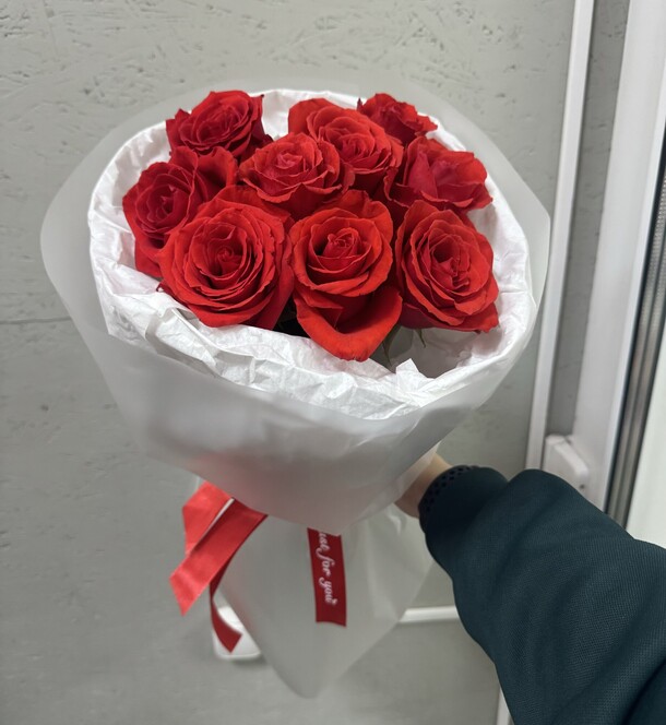 Букет из 9 алых роз, артикул F1385358 - 6690 рублей, доставка по городу. Flawery - доставка цветов