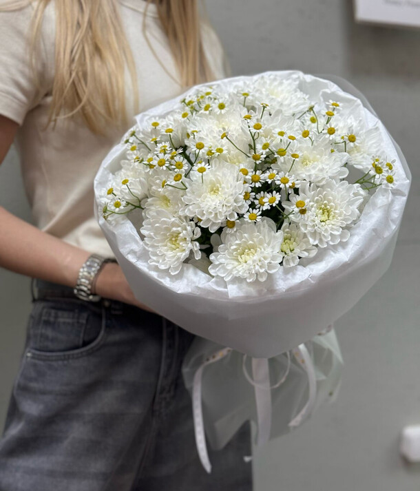 Букет из хризантем и ромашек, артикул F1385361 - 6800 рублей, доставка по городу. Flawery - доставка цветов